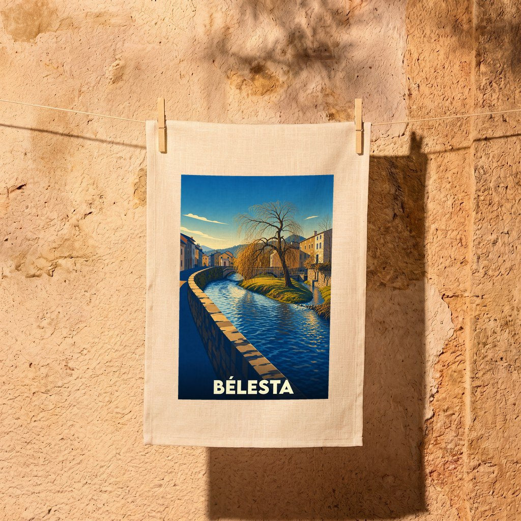 Torchon souvenir de la ville de Bélesta avec une illustration stylisée d'un cours d'eau et de son pont.