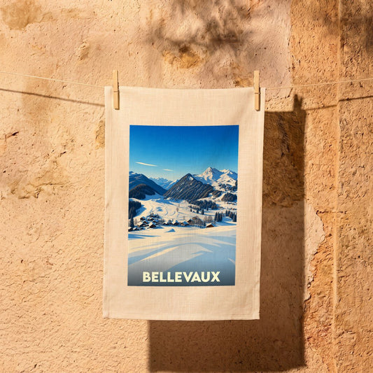 Torchon souvenir de la ville de Bellevaux avec une illustration hivernale stylisée.