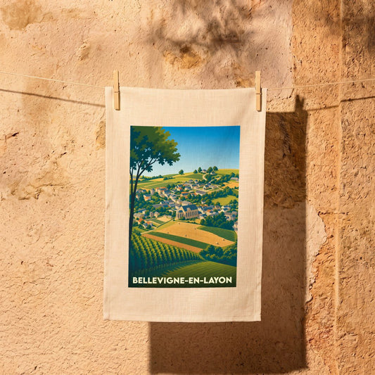 Torchon souvenir de la ville de Bellevigne-en-Layon illustré d'un paysage de vignobles et de collines.