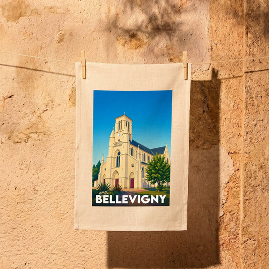 Torchon souvenir de la ville de Bellevigny illustré d'une église de style gothique sous un ciel bleu.