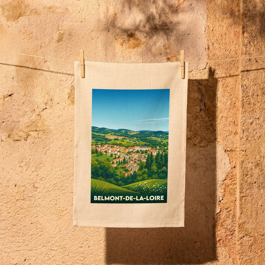 Torchon souvenir de la ville de Belmont-de-la-Loire avec une illustration stylisée d'un paysage rural.