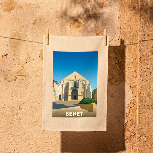 Torchon souvenir de la ville de Benet avec une illustration stylisée de son église.