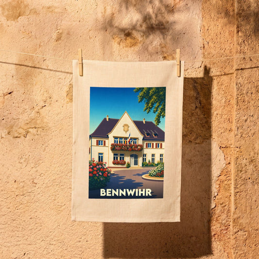 Torchon souvenir de la ville de Bennwihr avec une illustration stylisée de sa mairie fleurie.