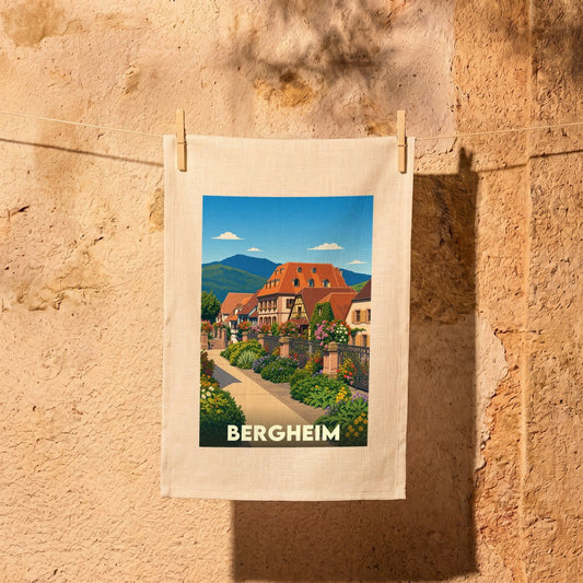 Torchon souvenir de la ville de Bergheim avec une illustration colorée et stylisée de ses maisons traditionnelles.