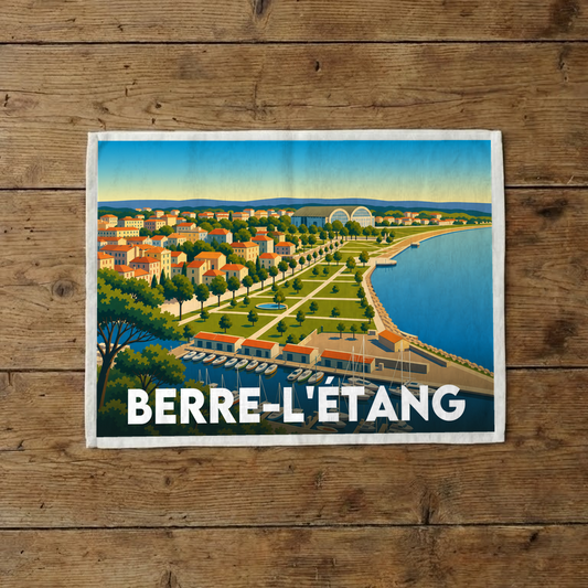 Torchon souvenir de la ville de Berre-l'Étang avec une illustration stylisée du front de mer.