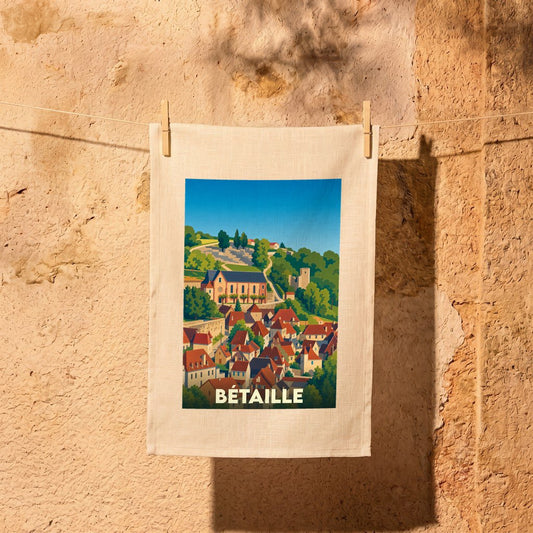 Torchon souvenir de la ville de Bétaille illustré par une vue panoramique stylisée du village.