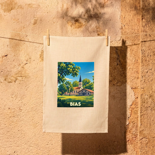 Torchon souvenir de la ville de Bias avec une illustration stylisée représentant son église et ses maisons typiques.