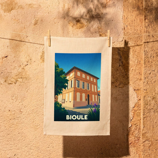 Torchon souvenir de la ville de Bioule avec une illustration stylisée de son architecture.