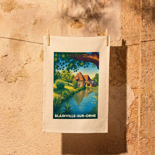 Torchon souvenir de la ville de Blainville-sur-Orne avec une illustration stylisée d'un paysage normand au bord de l'eau.