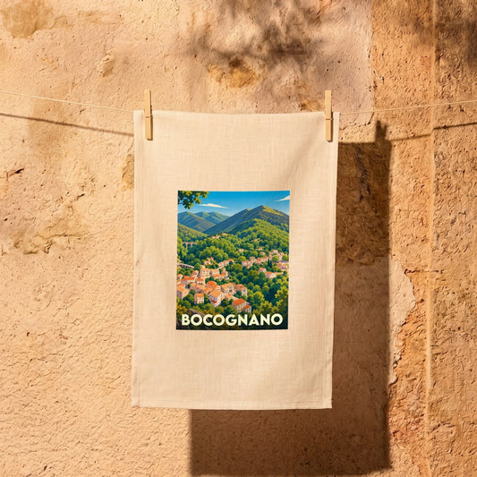Torchon de cuisine souvenir de Bocognano illustré d'un paysage montagneux coloré.