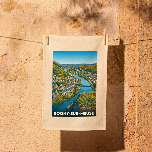 Torchon souvenir de la ville de Bogny-sur-Meuse avec une illustration stylisée de la Meuse serpentant entre les collines boisées.