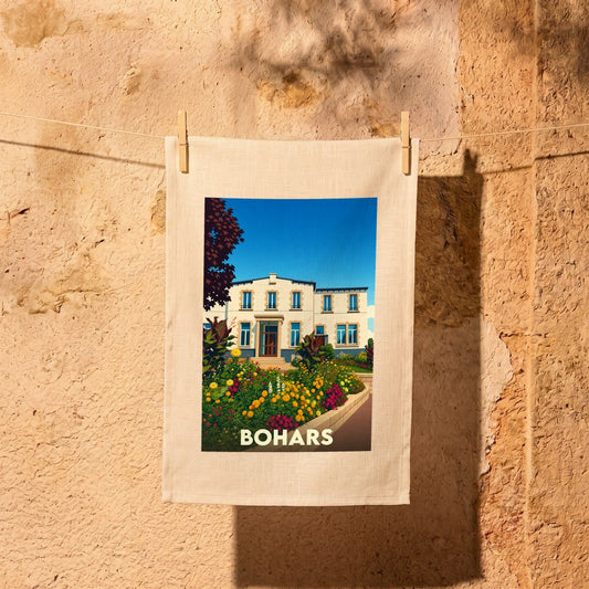 Torchon souvenir de la ville de Bohars illustré d'une maison de maître et de jardins fleuris.