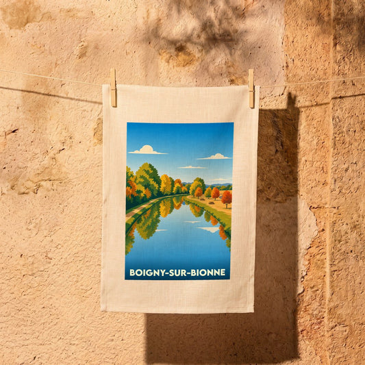 Torchon souvenir de la ville de Boigny-sur-Bionne illustré par un paysage automnal au bord de l'eau.