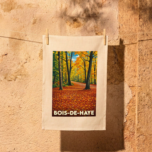 Torchon souvenir de la ville de Bois-de-Haye avec une illustration automnale de forêt.