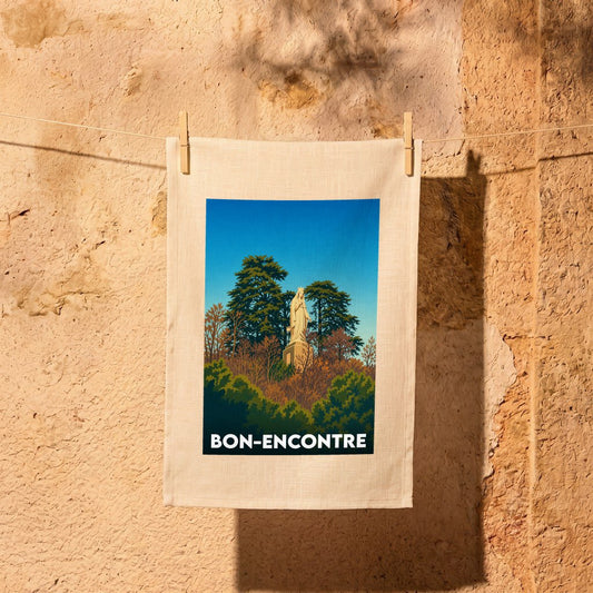 Torchon souvenir de la ville de Bon-Encontre avec une illustration stylisée d'une statue dans un paysage boisé.