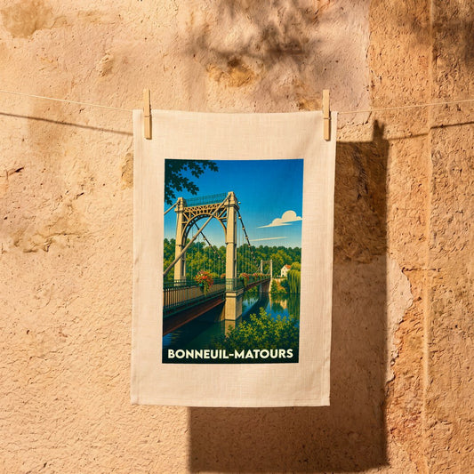 Torchon souvenir de la ville de Bonneuil-Matours avec une illustration stylisée de son pont suspendu.