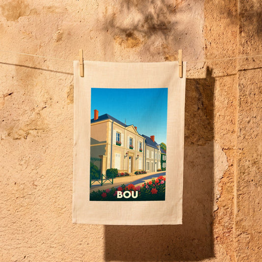 Torchon souvenir de la ville de Bou avec une illustration stylisée d'une rue fleurie.