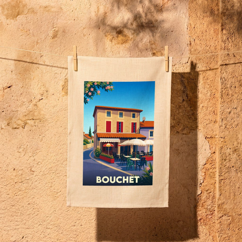 Torchon souvenir de la ville de Bouchet avec une illustration stylisée représentant une terrasse de café provençale.