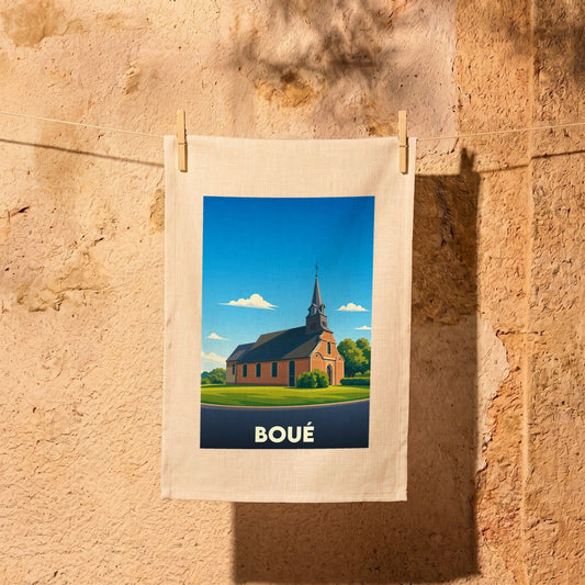 Torchon souvenir de la ville de Boué avec une illustration stylisée de son église.