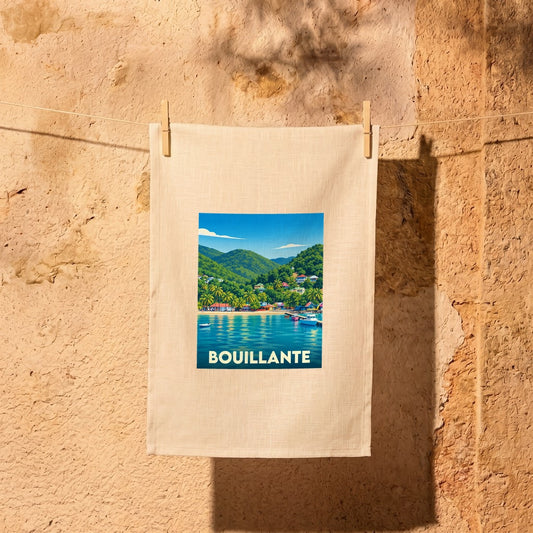 Torchon souvenir de la ville de Bouillante illustré d'un paysage côtier coloré.