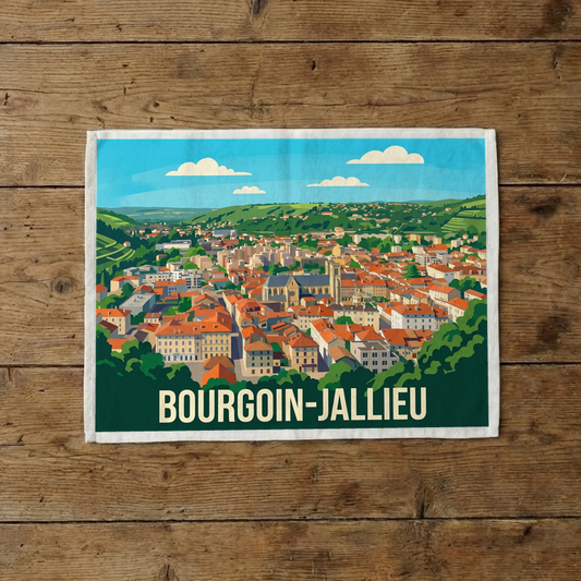 Torchon souvenir de la ville de Bourgoin-Jallieu avec une illustration panoramique stylisée.