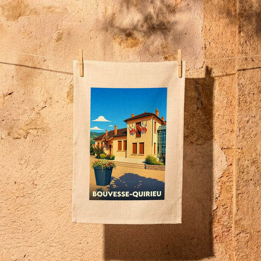 Torchon souvenir de la ville de Bouvesse-Quirieu avec une illustration stylisée de sa mairie.