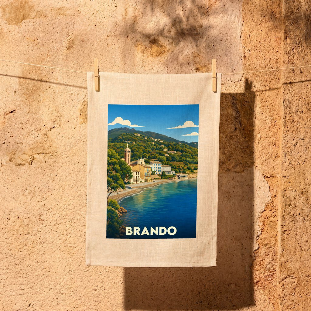 Torchon souvenir de la ville de Brando orné d'une illustration stylisée de son littoral et de son village à flanc de montagne.