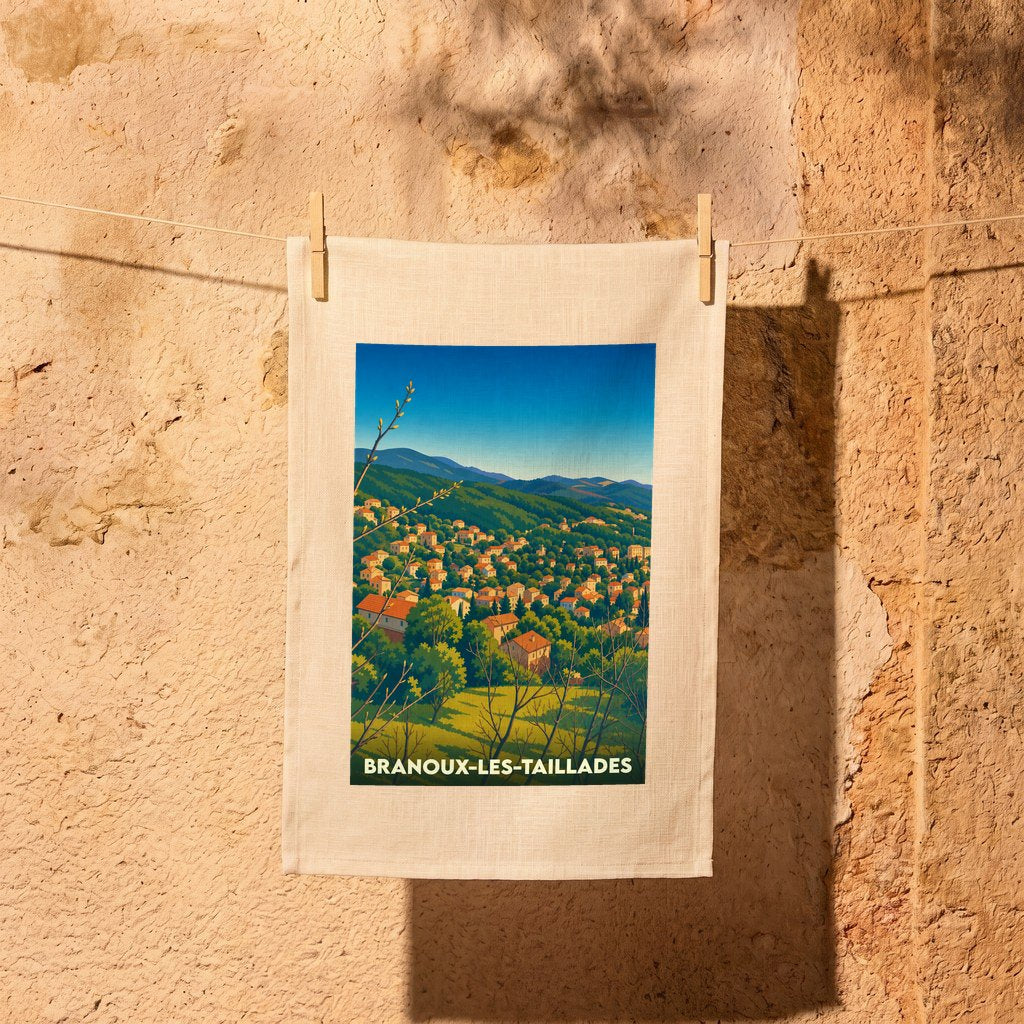 Torchon souvenir de Branoux-les-Taillades illustré d'un paysage de village niché dans les collines.