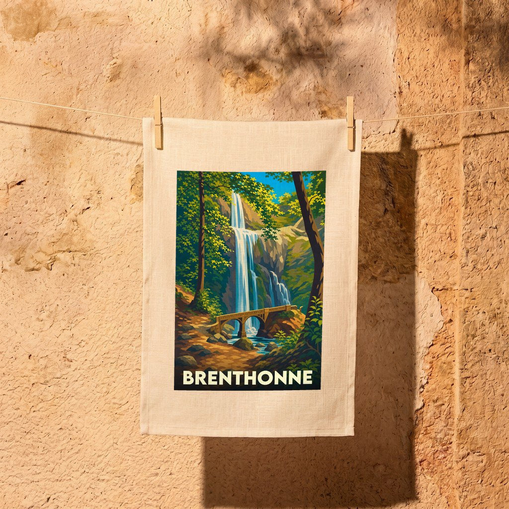 Torchon souvenir de la ville de Brenthonne avec une illustration stylisée d'une cascade.
