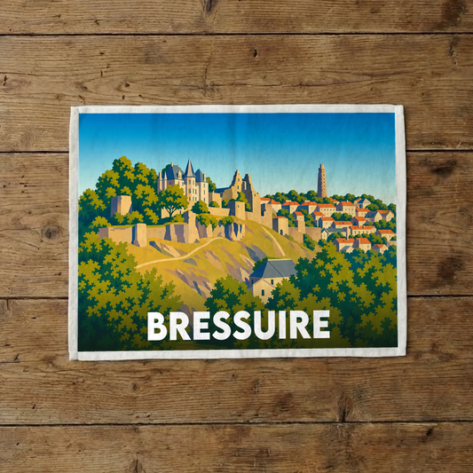Torchon souvenir de la ville de Bressuire avec une illustration stylisée de son paysage et de son château.