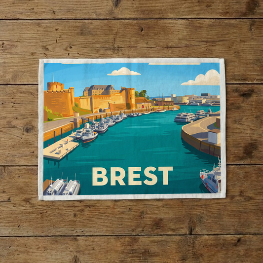 Torchon souvenir de la ville de Brest avec une illustration stylisée du port et de son château.