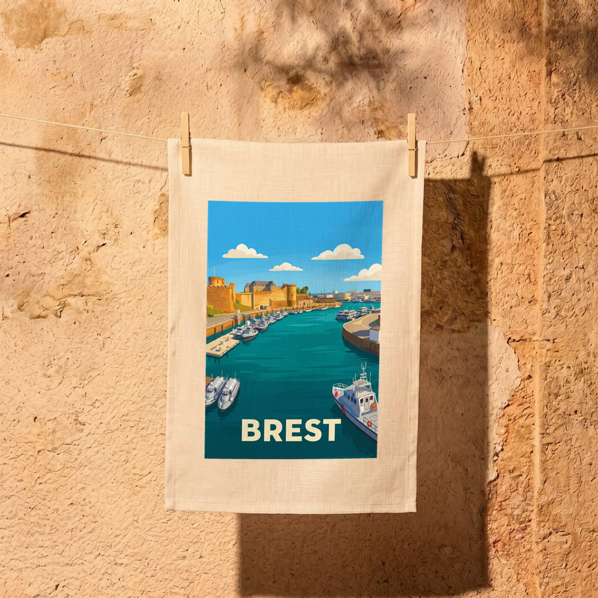 Torchon souvenir de la ville de Brest avec une illustration stylisée du port et de son château.