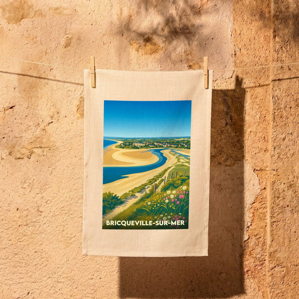 Torchon souvenir de la ville de Bricqueville-sur-Mer avec une illustration stylisée de son paysage côtier.
