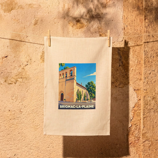 Torchon souvenir de la ville de Brignac-la-Plaine illustré d'une église sous un ciel bleu.