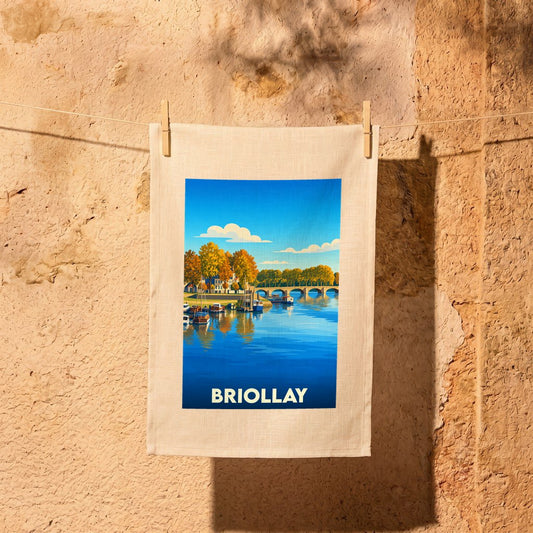 Torchon souvenir de la ville de Briollay avec une illustration stylisée d'un paysage de bord de rivière.