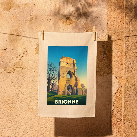 Torchon souvenir de la ville de Brionne avec une illustration stylisée de son donjon médiéval.