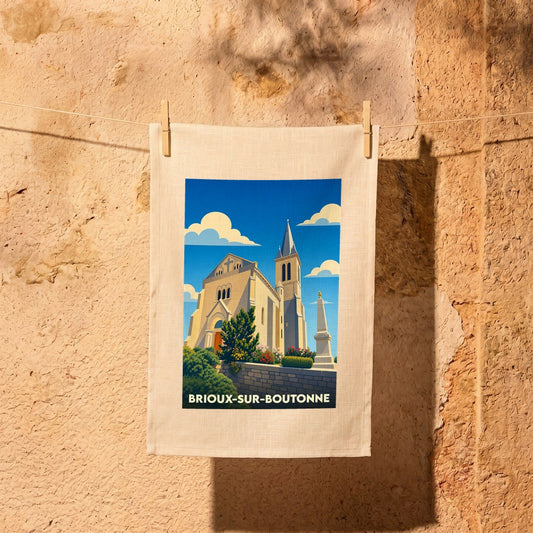 Torchon souvenir de Brioux-sur-Boutonne avec une illustration stylisée de son église et de son monument.