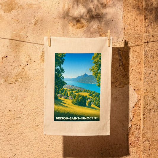 Torchon souvenir de la ville de Brison-Saint-Innocent avec une illustration stylisée de son paysage lacustre.