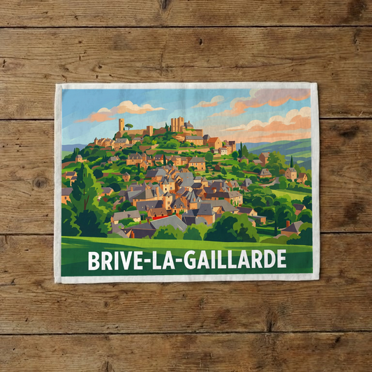 Torchon souvenir de la ville de Brive-la-Gaillarde avec une illustration stylisée et colorée de son paysage urbain.
