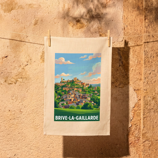 Torchon souvenir de la ville de Brive-la-Gaillarde avec une illustration stylisée et colorée de son paysage urbain.