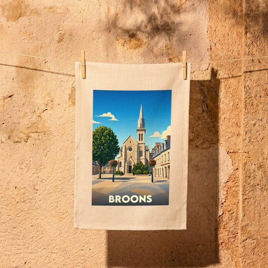 Torchon souvenir de la ville de Broons avec une illustration stylisée de son église et de sa place.