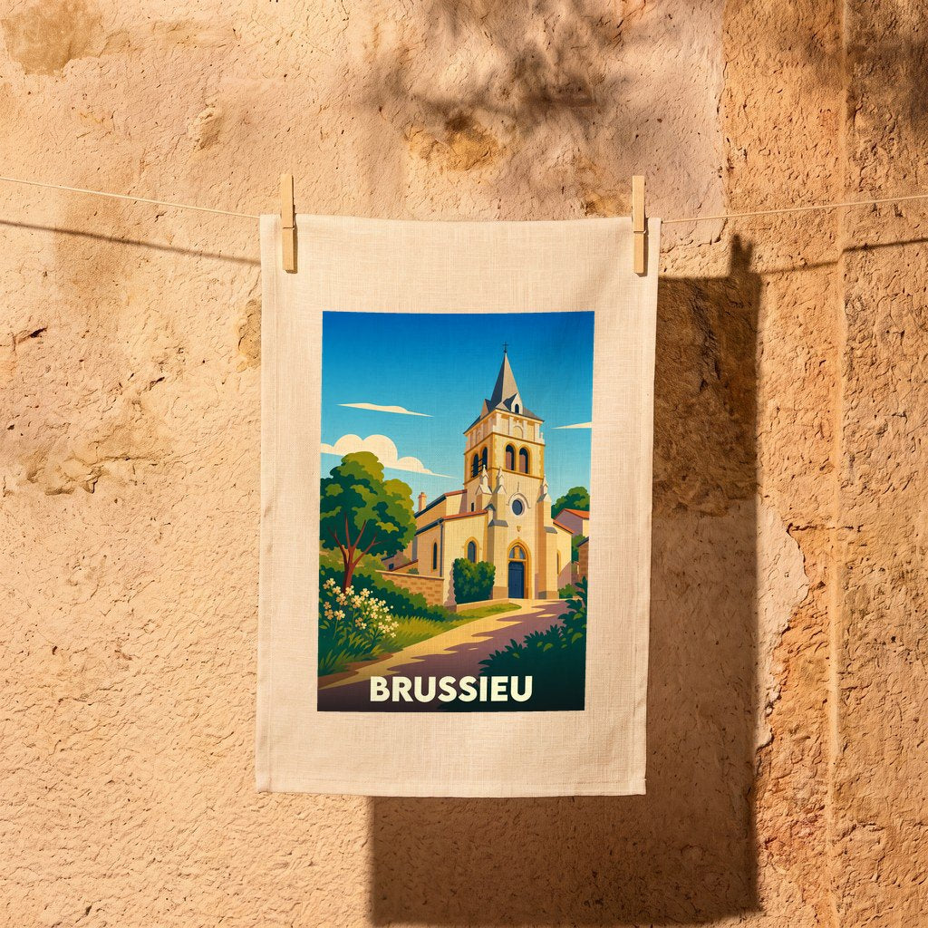 Torchon souvenir de la ville de Brussieu avec une illustration stylisée de son église sous un ciel bleu.