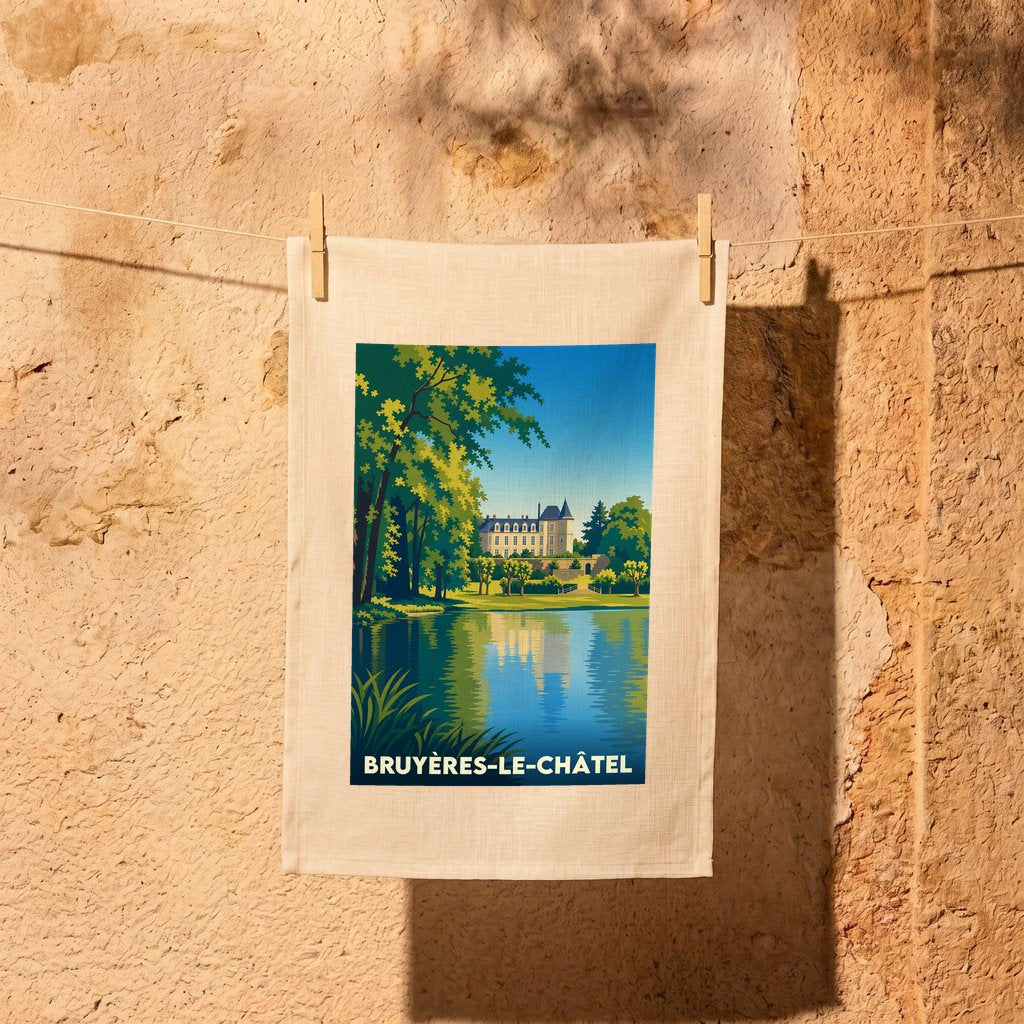 Torchon souvenir de la ville de Bruyères-le-Châtel avec une illustration stylisée de son château se reflétant dans l'eau.