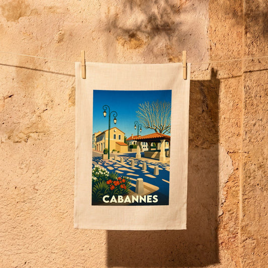 Torchon souvenir de la ville de Cabannes avec une illustration stylisée d'une place ensoleillée.