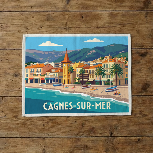 Torchon souvenir de la ville de Cagnes-sur-Mer avec une illustration stylisée de son littoral.