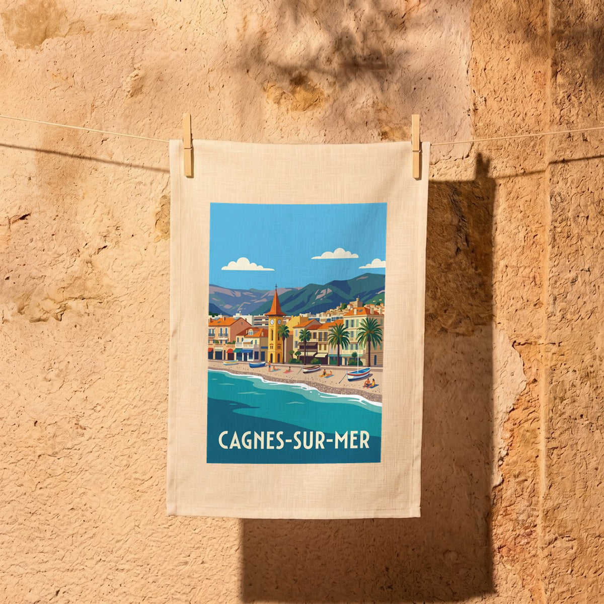 Torchon souvenir de la ville de Cagnes-sur-Mer avec une illustration stylisée de son littoral.