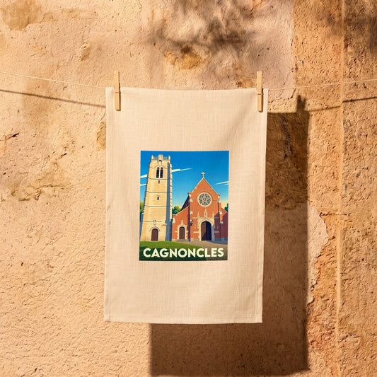 Torchon souvenir de la ville de Cagnoncles avec une illustration stylisée de son église.