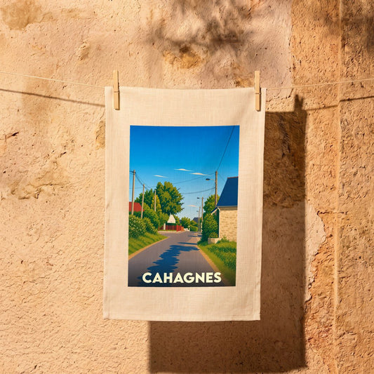 Torchon souvenir de la ville de Cahagnes orné d'une illustration stylisée d'une rue ensoleillée.