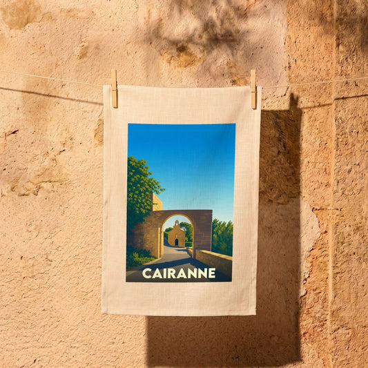 Torchon souvenir de la ville de Cairanne avec une illustration stylisée.