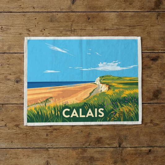 Torchon souvenir de la ville de Calais avec une illustration stylisée de son littoral.